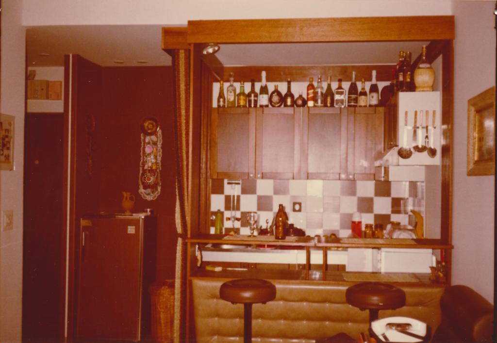 Modern (amerikai!) konyha, bárszékekkel
