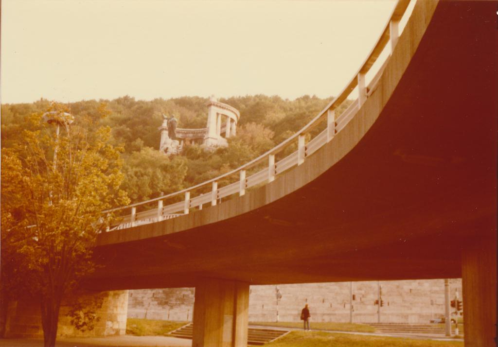 Budapest, az Erzsébet híd budai lehajtója, Szent Gellért szobrával