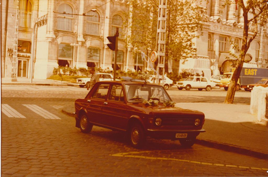 Esküvői Fiat 128 a budapesti Gellért szálló előtt