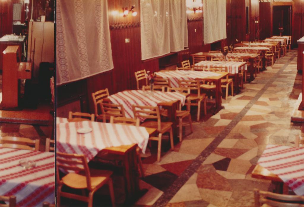 Étterembelső lambériával, egyenabroszokkal, pianínóval, tört márvány padlazattal
